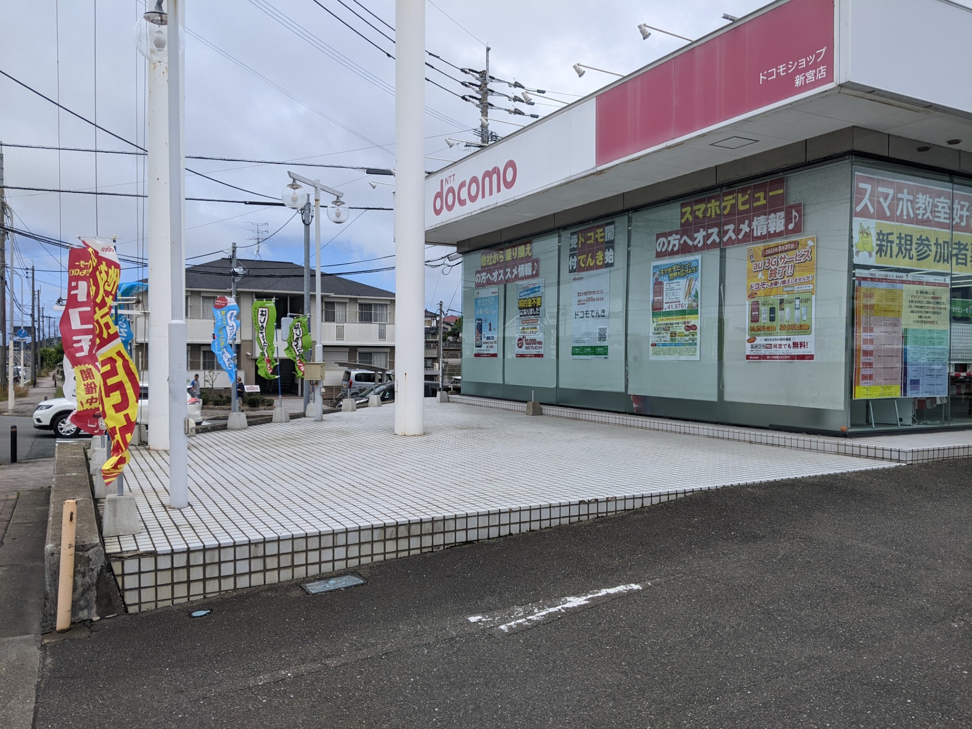 白いタイル部分に車を乗り上げ、キッチンカー等にご利用いただけます。