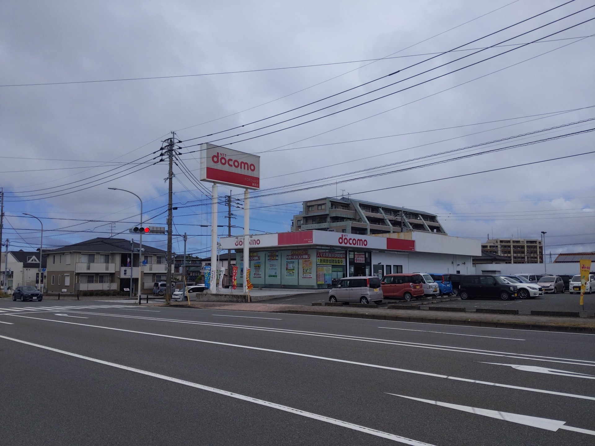 幹線道路上ですので車の往来は多数見込めます。