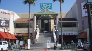 MEGAドン・キホーテ岸和田店/駅側出入口横